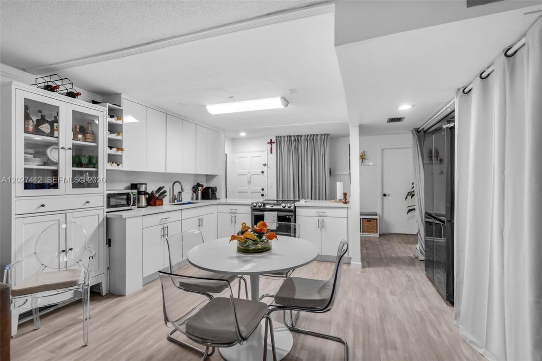 For Sale: $300,000 (2 beds, 2 baths, 1096 Square Feet)