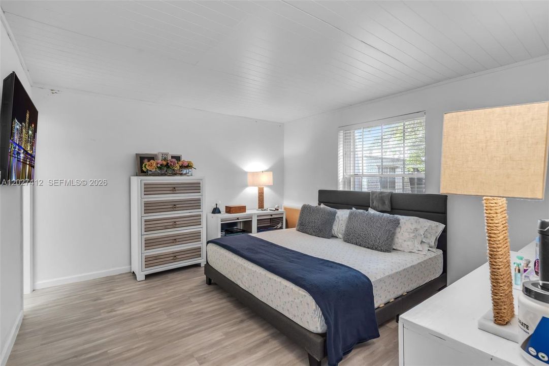 For Sale: $300,000 (2 beds, 2 baths, 1096 Square Feet)