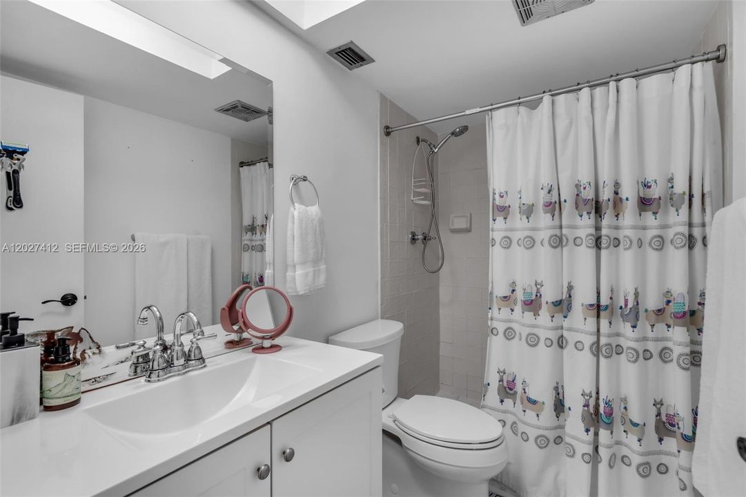 For Sale: $300,000 (2 beds, 2 baths, 1096 Square Feet)
