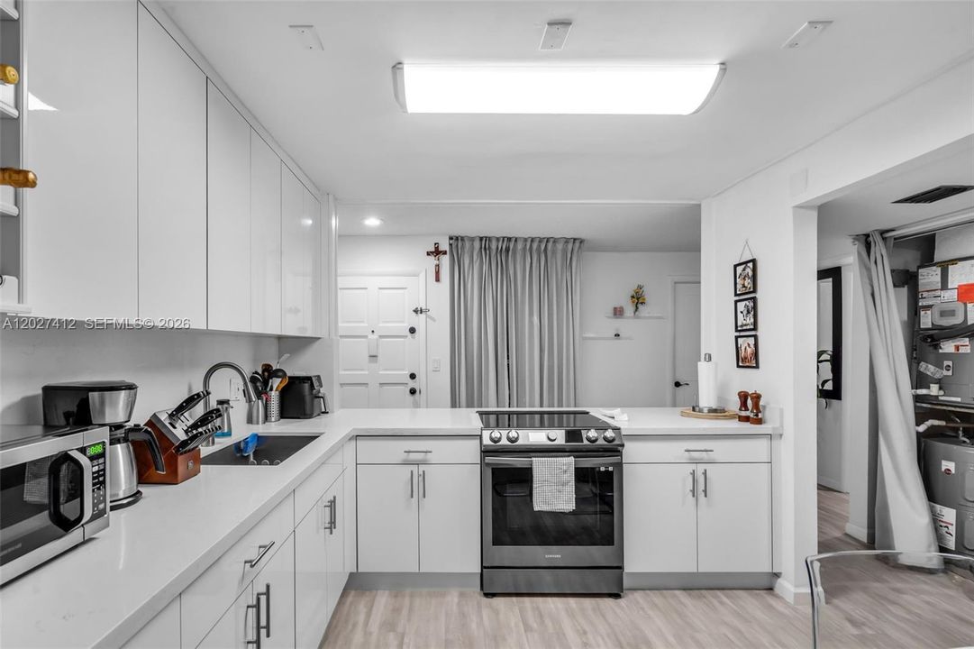 For Sale: $300,000 (2 beds, 2 baths, 1096 Square Feet)
