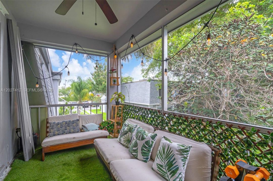 For Sale: $300,000 (2 beds, 2 baths, 1096 Square Feet)