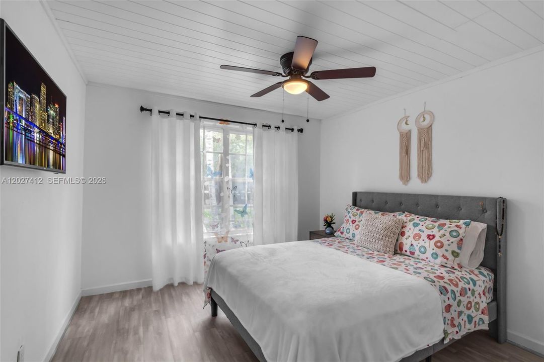 For Sale: $300,000 (2 beds, 2 baths, 1096 Square Feet)