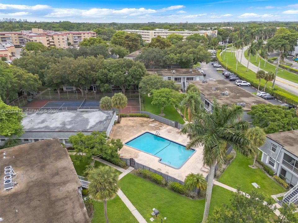 For Sale: $300,000 (2 beds, 2 baths, 1096 Square Feet)