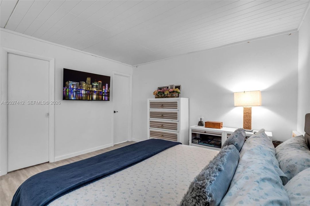 For Sale: $300,000 (2 beds, 2 baths, 1096 Square Feet)