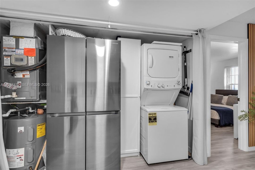 For Sale: $300,000 (2 beds, 2 baths, 1096 Square Feet)