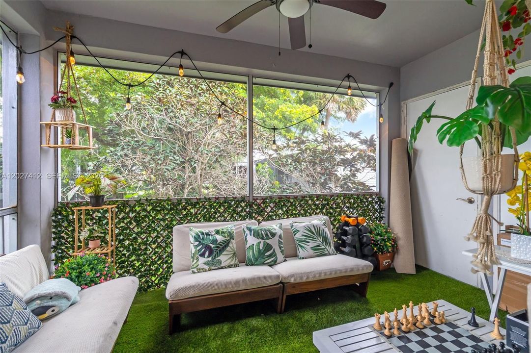 For Sale: $300,000 (2 beds, 2 baths, 1096 Square Feet)