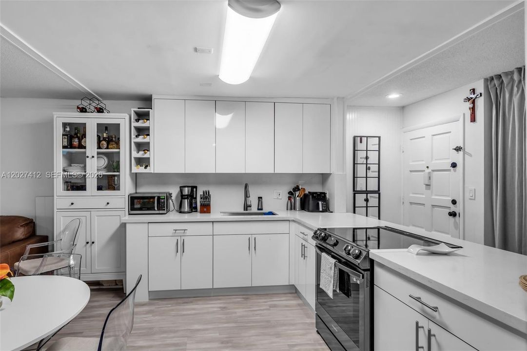 For Sale: $300,000 (2 beds, 2 baths, 1096 Square Feet)