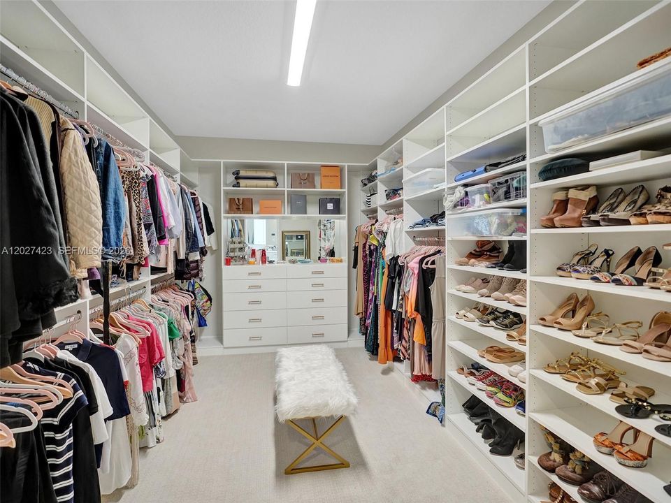 Activo con contrato: $15,500 (5 camas, 7 baños, 4605 Pies cuadrados)