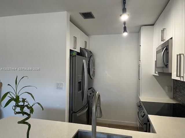 For Rent: $2,200 (2 beds, 2 baths, 760 Square Feet)