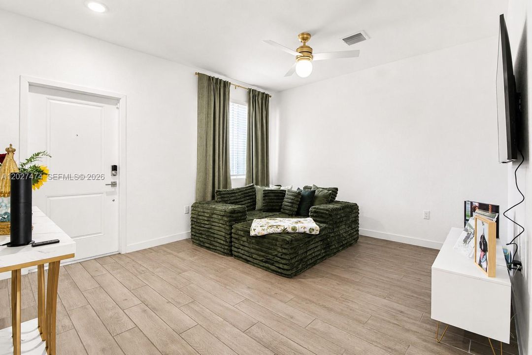 For Rent: $3,000 (3 beds, 2 baths, 1302 Square Feet)