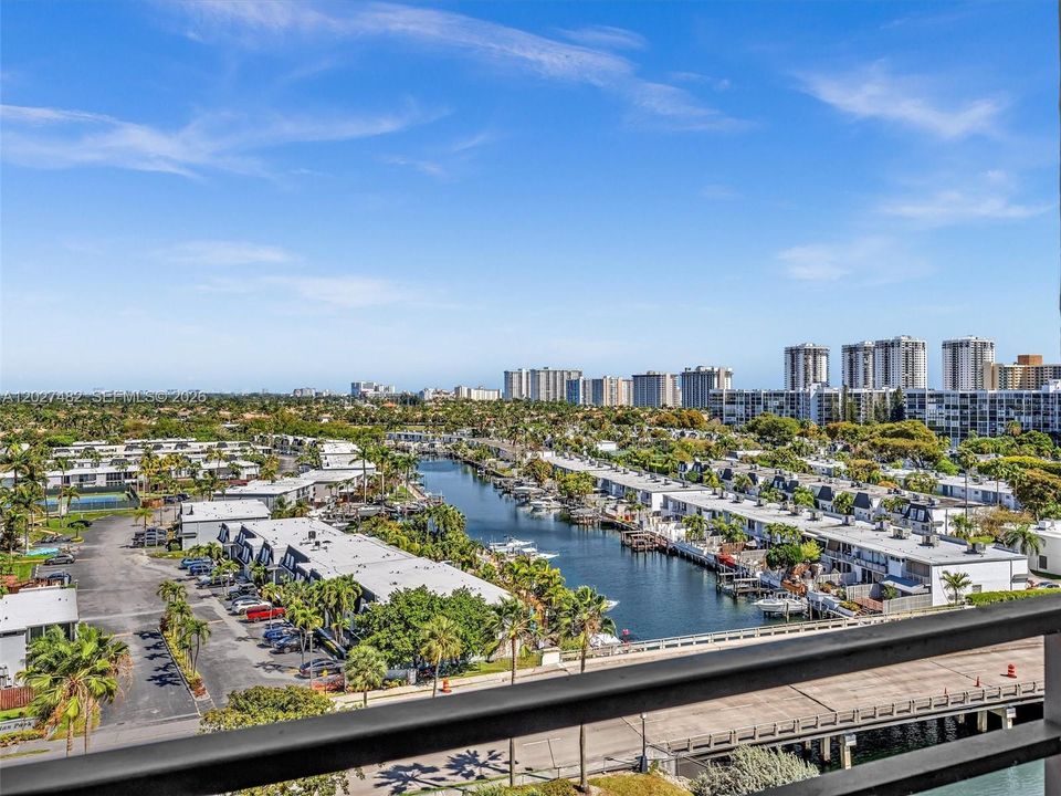 Active With Contract: $2,200 (1 beds, 1 baths, 950 Square Feet)