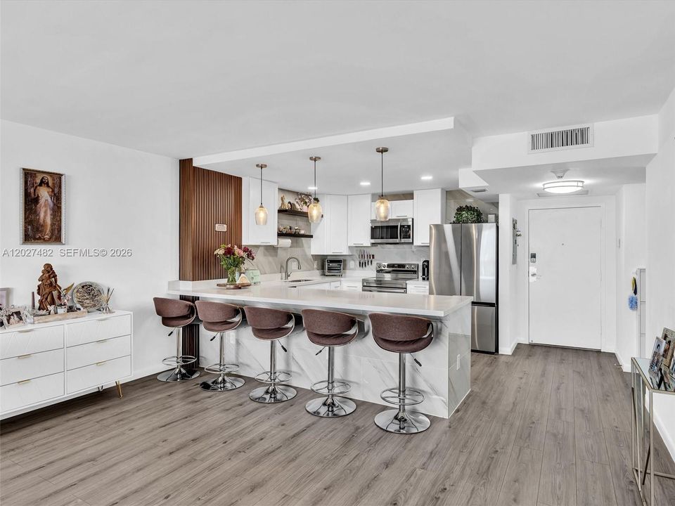 Active With Contract: $2,200 (1 beds, 1 baths, 950 Square Feet)