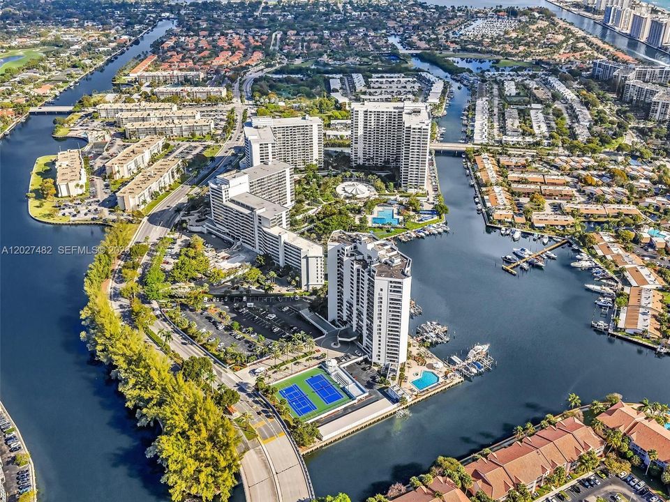Active With Contract: $2,200 (1 beds, 1 baths, 950 Square Feet)