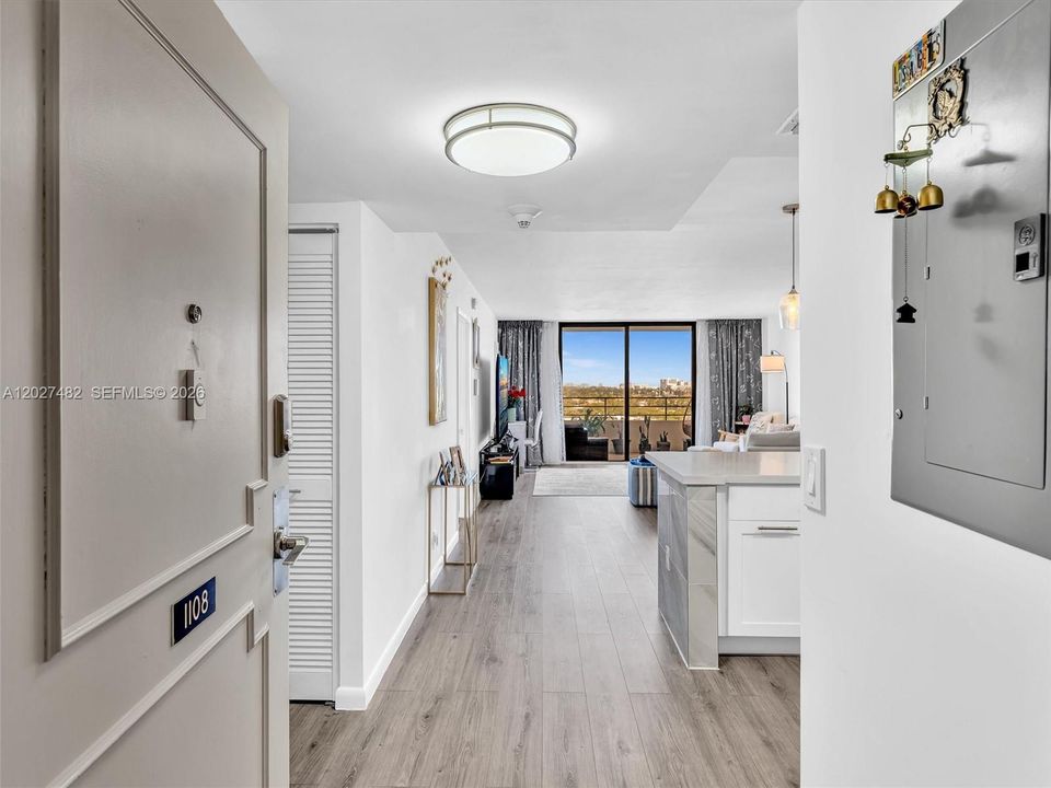 Active With Contract: $2,200 (1 beds, 1 baths, 950 Square Feet)