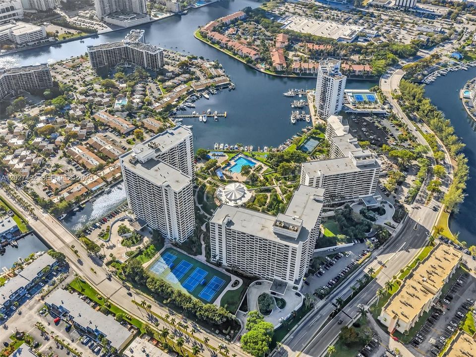 Active With Contract: $2,200 (1 beds, 1 baths, 950 Square Feet)