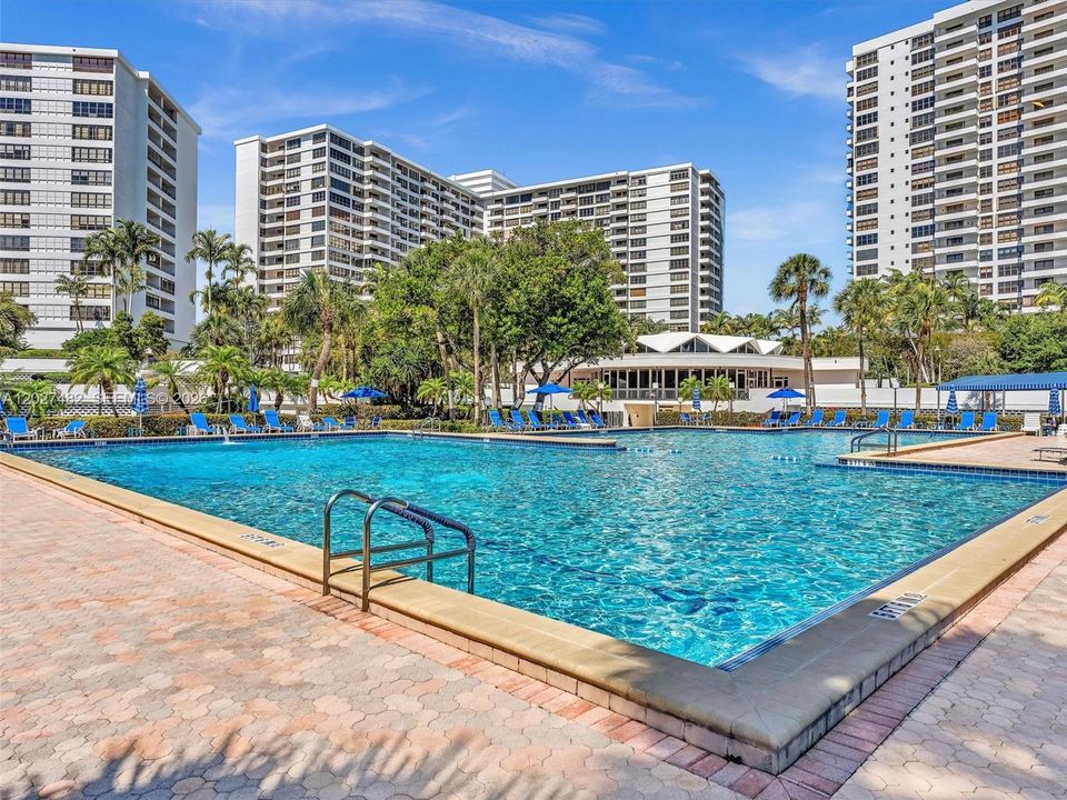 Active With Contract: $2,200 (1 beds, 1 baths, 950 Square Feet)