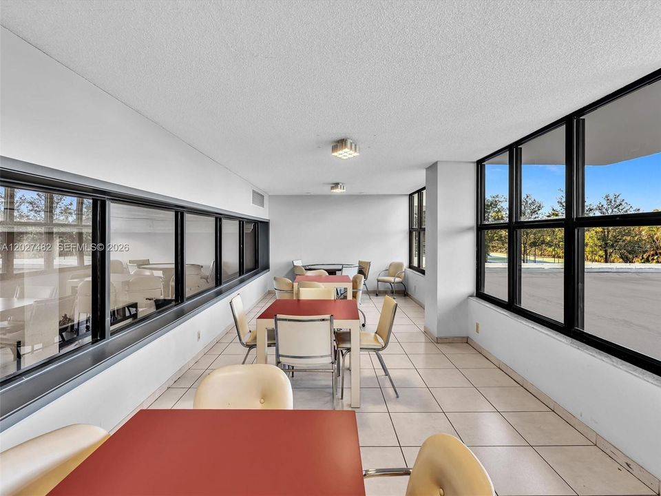 Active With Contract: $2,200 (1 beds, 1 baths, 950 Square Feet)
