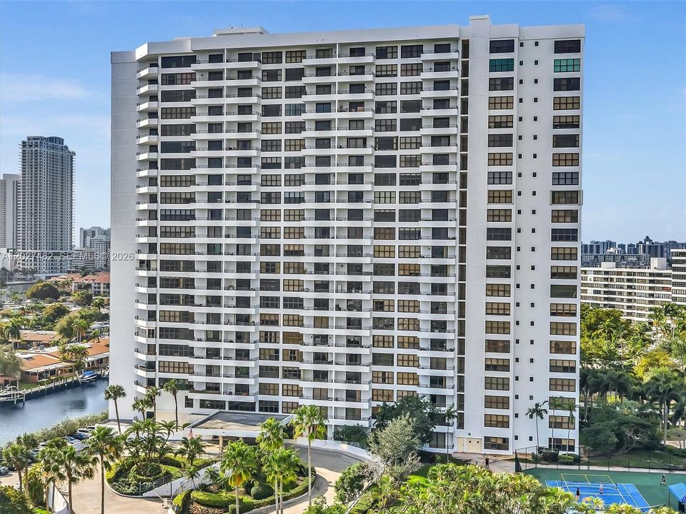 Active With Contract: $2,200 (1 beds, 1 baths, 950 Square Feet)