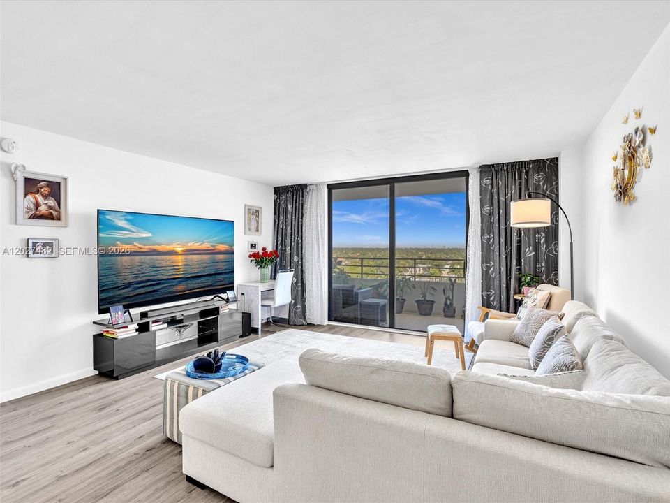 Active With Contract: $2,200 (1 beds, 1 baths, 950 Square Feet)