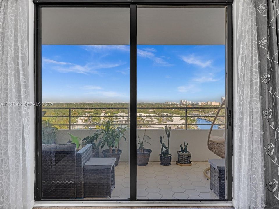 Active With Contract: $2,200 (1 beds, 1 baths, 950 Square Feet)