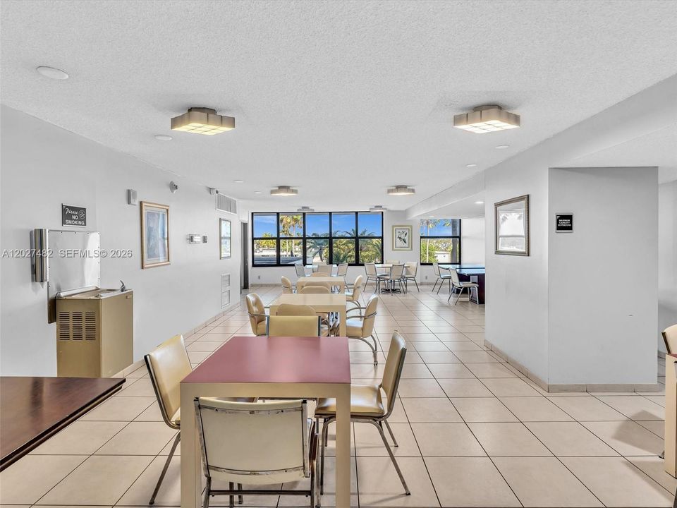 Active With Contract: $2,200 (1 beds, 1 baths, 950 Square Feet)
