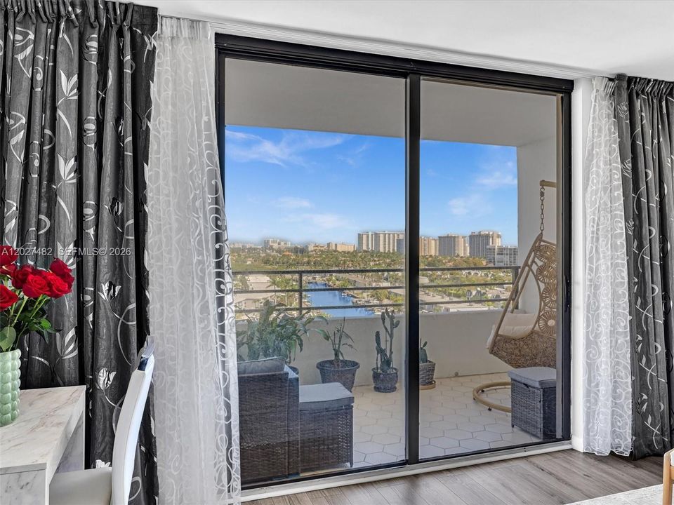 Active With Contract: $2,200 (1 beds, 1 baths, 950 Square Feet)