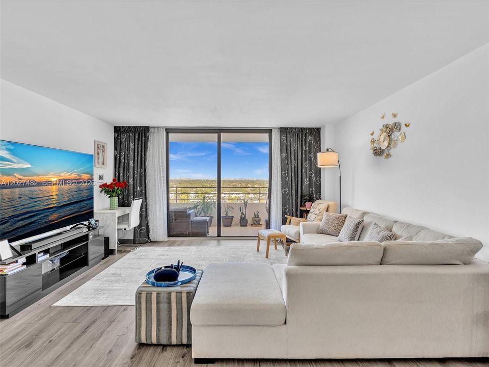Active With Contract: $2,200 (1 beds, 1 baths, 950 Square Feet)