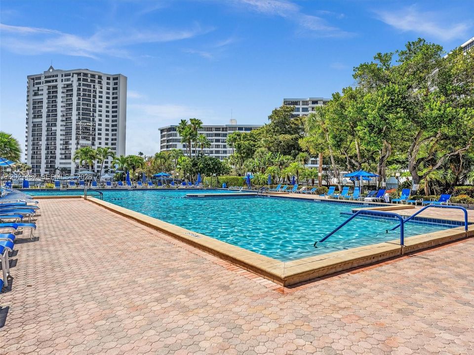 Active With Contract: $2,200 (1 beds, 1 baths, 950 Square Feet)