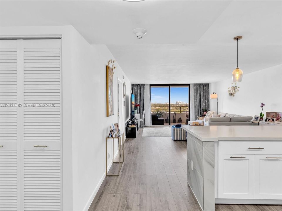 Active With Contract: $2,200 (1 beds, 1 baths, 950 Square Feet)