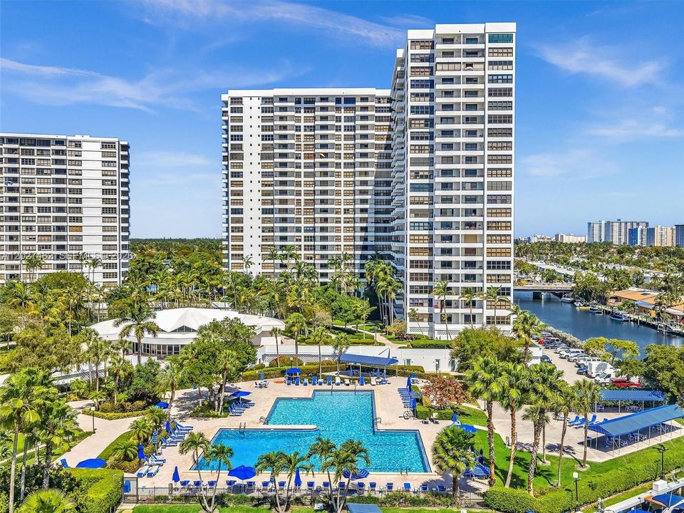 Active With Contract: $2,200 (1 beds, 1 baths, 950 Square Feet)