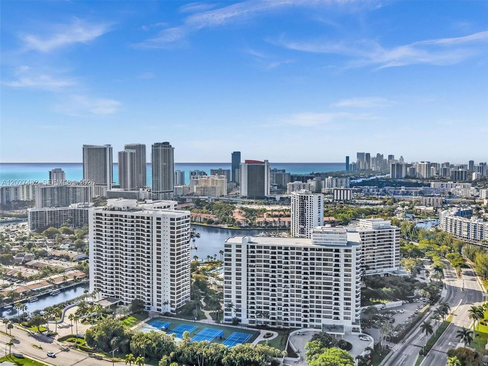 Active With Contract: $2,200 (1 beds, 1 baths, 950 Square Feet)