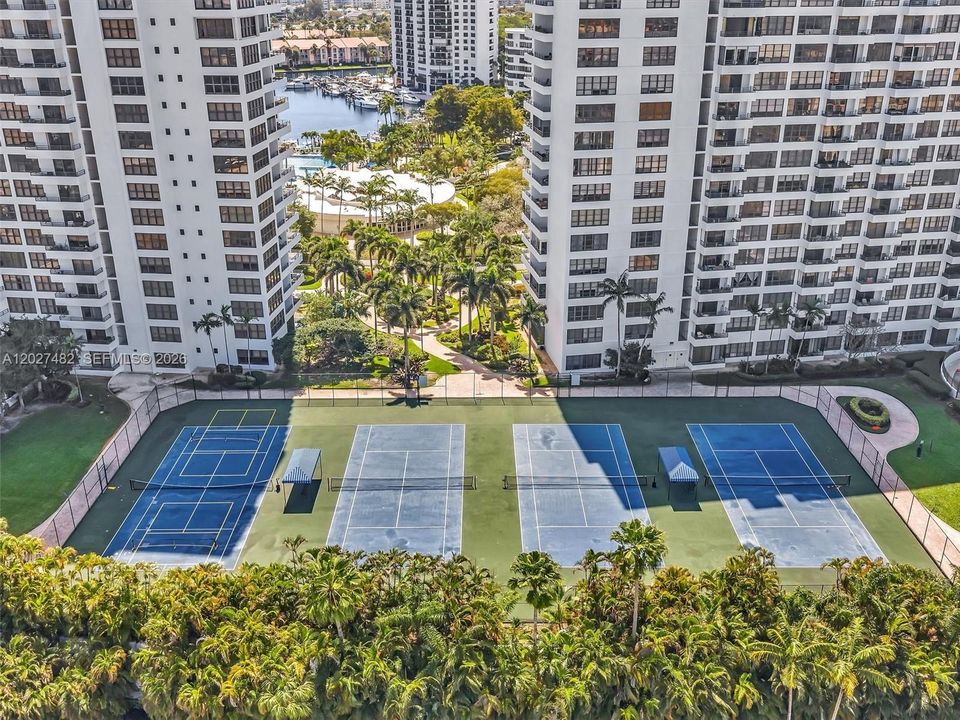Active With Contract: $2,200 (1 beds, 1 baths, 950 Square Feet)