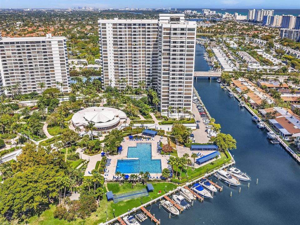 Active With Contract: $2,200 (1 beds, 1 baths, 950 Square Feet)