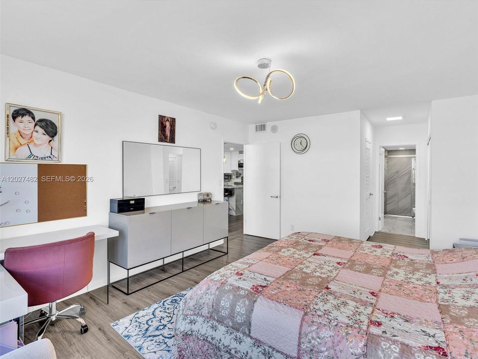 Active With Contract: $2,200 (1 beds, 1 baths, 950 Square Feet)