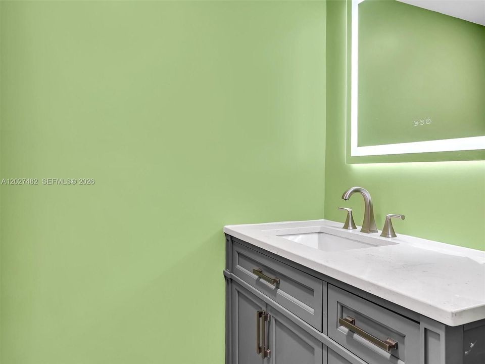 Active With Contract: $2,200 (1 beds, 1 baths, 950 Square Feet)