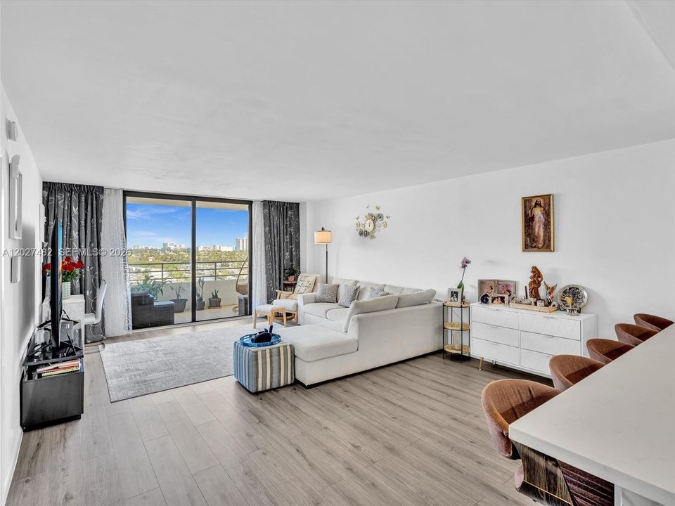 Active With Contract: $2,200 (1 beds, 1 baths, 950 Square Feet)