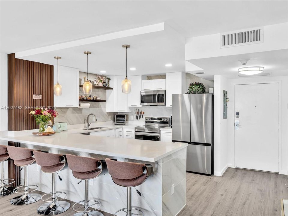 Active With Contract: $2,200 (1 beds, 1 baths, 950 Square Feet)