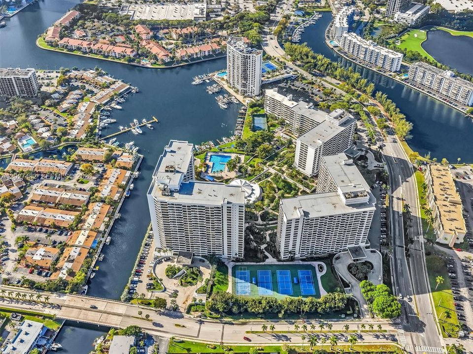 Active With Contract: $2,200 (1 beds, 1 baths, 950 Square Feet)