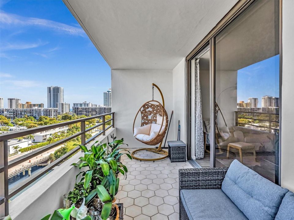 Active With Contract: $2,200 (1 beds, 1 baths, 950 Square Feet)