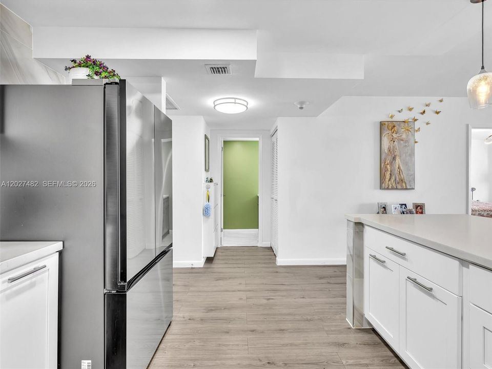 Active With Contract: $2,200 (1 beds, 1 baths, 950 Square Feet)