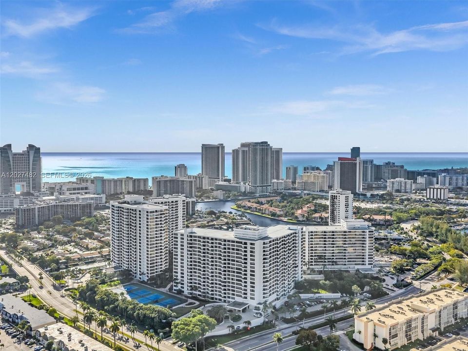 Active With Contract: $2,200 (1 beds, 1 baths, 950 Square Feet)
