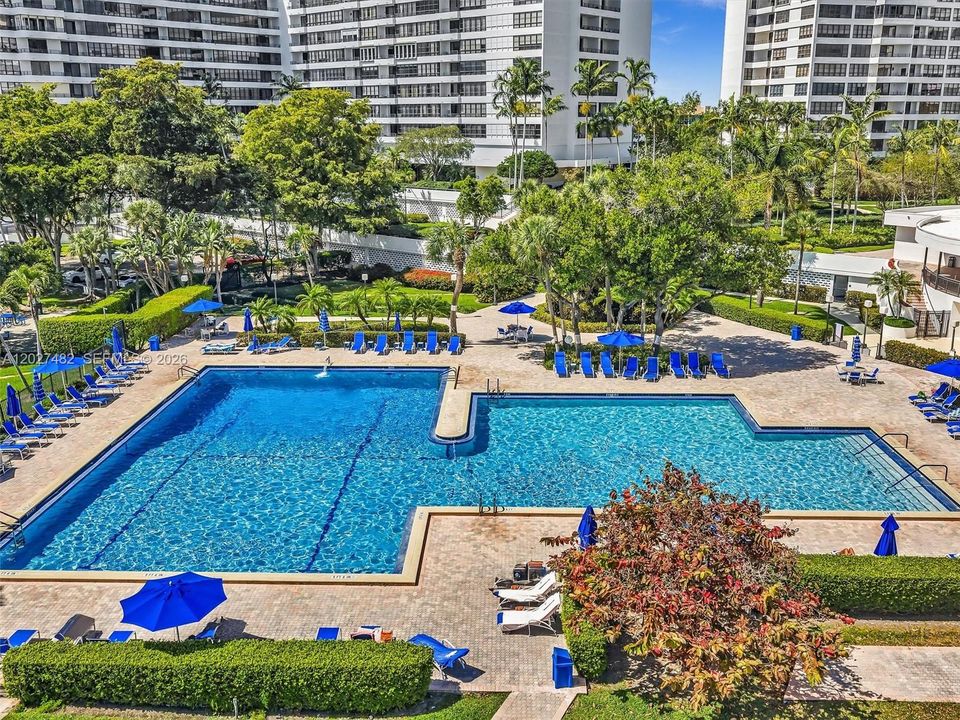 Active With Contract: $2,200 (1 beds, 1 baths, 950 Square Feet)