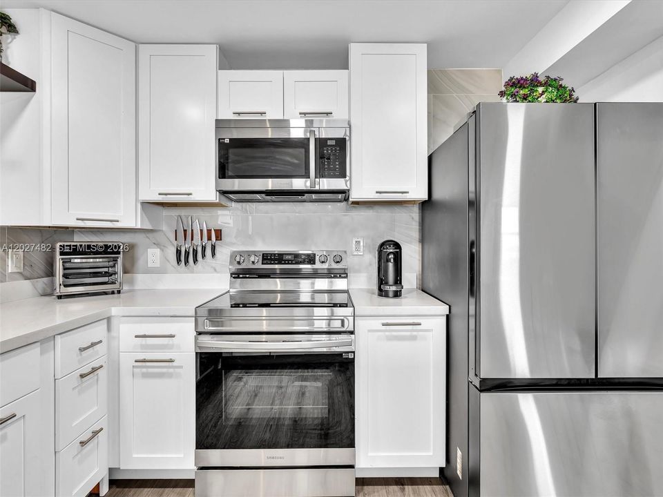 Active With Contract: $2,200 (1 beds, 1 baths, 950 Square Feet)