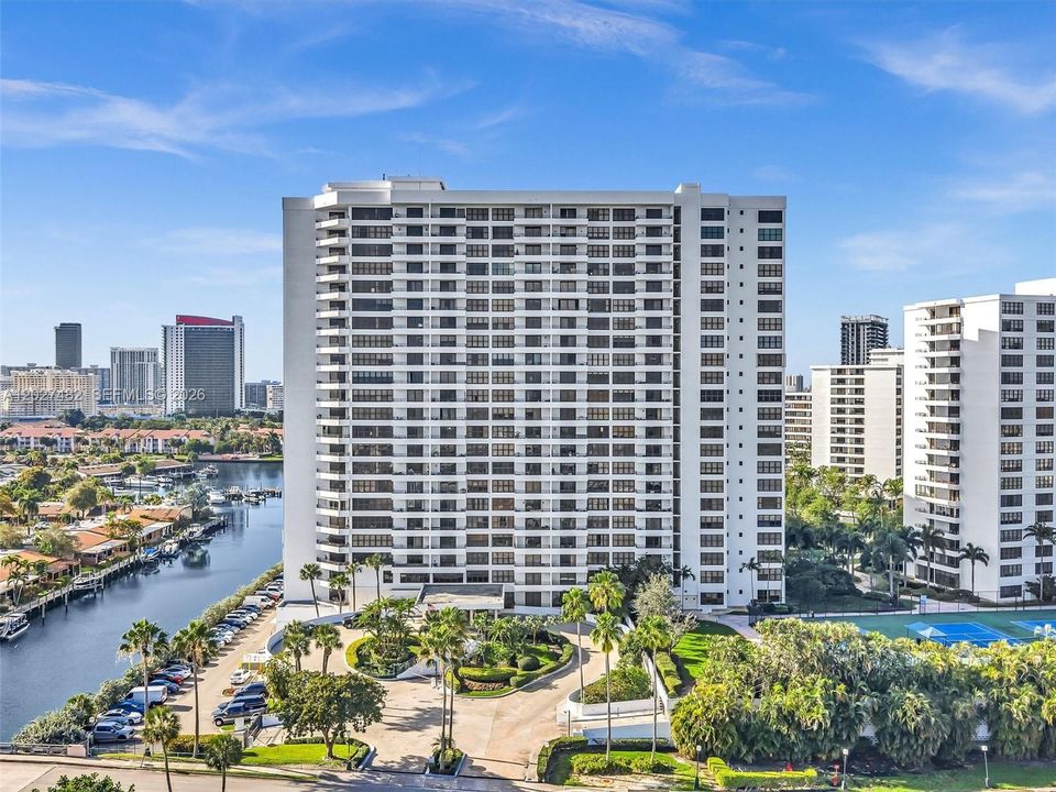 Active With Contract: $2,200 (1 beds, 1 baths, 950 Square Feet)