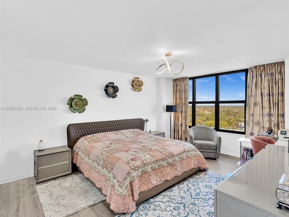 Active With Contract: $2,200 (1 beds, 1 baths, 950 Square Feet)