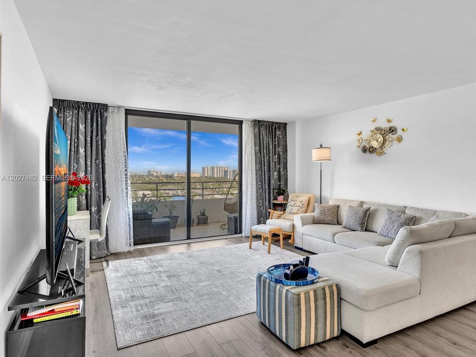 Active With Contract: $2,200 (1 beds, 1 baths, 950 Square Feet)