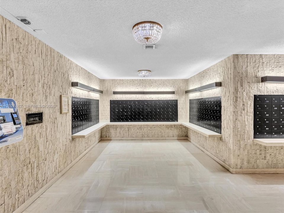 Active With Contract: $2,200 (1 beds, 1 baths, 950 Square Feet)