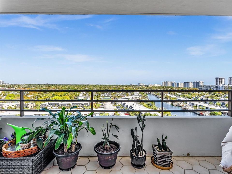 Active With Contract: $2,200 (1 beds, 1 baths, 950 Square Feet)