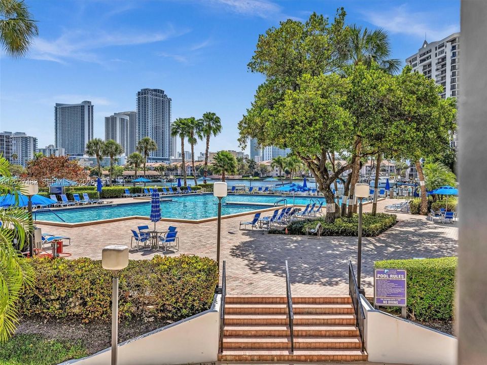 Active With Contract: $2,200 (1 beds, 1 baths, 950 Square Feet)