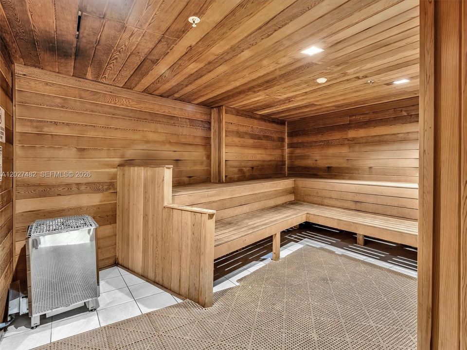 Active With Contract: $2,200 (1 beds, 1 baths, 950 Square Feet)